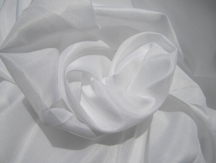 Polyester Microfiber Fabric Peach Finished white color 100 gsm